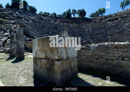 Un scolpito Thyrsus, parte della decorazione della scena del Teatro ellenistico, antica Stratonicea, Eskihisar, Turchia. Costruito su un pendio naturale, th Foto Stock