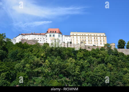 Passau, Germania - Vista sulla Veste Oberhaus fortezza nel centro storico di Passau, Baviera, Germania Foto Stock