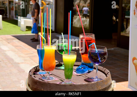 Cocktail bevande sul display al di fuori di un bar per attirare i clienti in Foto Stock