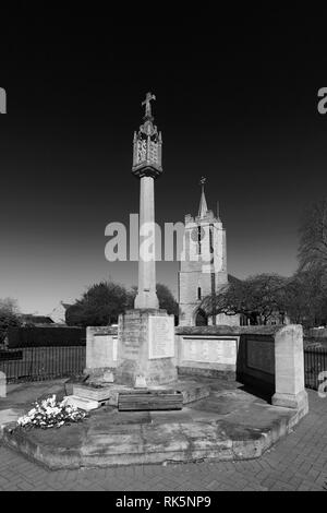 Memoriale di guerra e St Peter St Pauls Chiesa, Chatteris village, Cambridgeshire,, England, Regno Unito Foto Stock