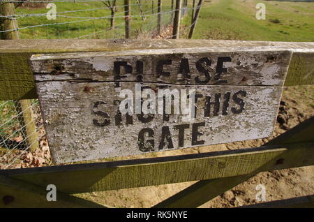 Si prega di chiudere il portone di segno. Il Donnington modo. Gloucestershire. Cotswolds. In Inghilterra. Regno Unito Foto Stock