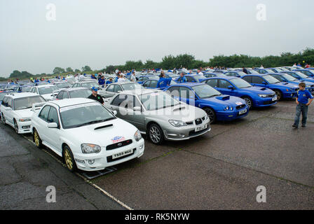 Incontro McRae di Subaru Imprezas. In prossimità dell'anniversario della morte Colin McRae circa 1200 auto hanno creato un mosaico di auto da record sulla pista RAF Honiley Foto Stock