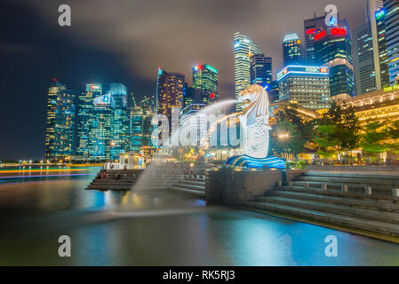 SINGAPORE - Ott 18. Il Merlion landmark di Singapor nella notte del 18 ottobre 2016 a Singapore, Singapore Foto Stock