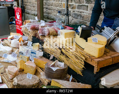 Formaggio artigianale in stallo, formaggi sul display, Leith al mercato del sabato, Dock Place, Edimburgo, Scozia, Regno Unito Foto Stock