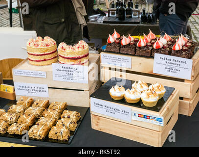 Torta artigianale stallo, abbi la dispensa. Lemon Meringue Pie salati brownie al caramello, cheesecake & flapjacks, mercato di Leith, Edimburgo, Scozia, Regno Unito Foto Stock