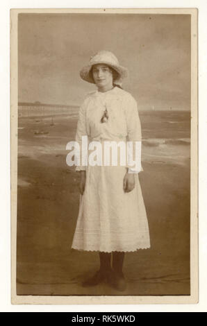 Inizio del 1900 's studio ritratto cartolina di bella ragazza, adolescente, anni adolescenti, indossando bianco estate abito e cappello di paglia, circa 1912, Regno Unito Foto Stock