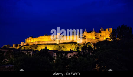 Il Castello di Carcassonne di notte in blu ora preso in Carcassonne, Aude, Francia il 11 giugno 2015 Foto Stock