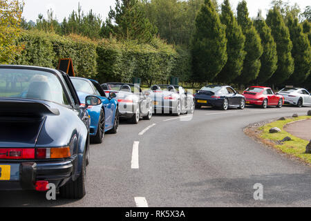 Automobili Porsche in linea in coda sulla strada. inceppamento di traffico Foto Stock