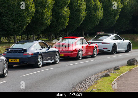 Automobili Porsche in linea in coda sulla strada. inceppamento di traffico Foto Stock