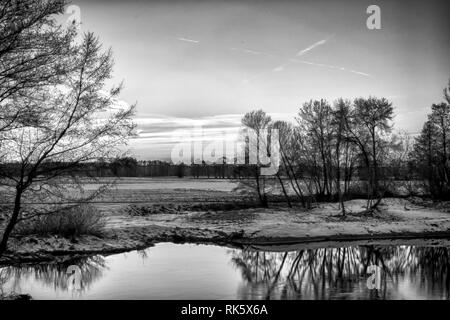 Tramonto in inverno sul fiume Widawka in Polonia centrale Foto Stock