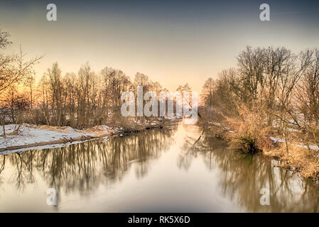 Tramonto in inverno sul fiume Widawka in Polonia centrale Foto Stock