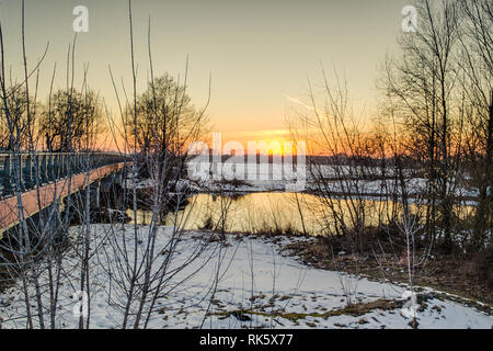 Tramonto in inverno sul fiume Widawka in Polonia centrale Foto Stock