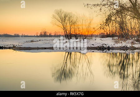 Tramonto in inverno sul fiume Widawka in Polonia centrale Foto Stock