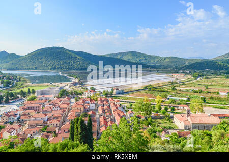 Vista panoramica della città di Ston, conosciuta per le sue saline, in Croazia Foto Stock