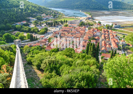 Vista panoramica della città di Ston, conosciuta per le sue saline, in Croazia Foto Stock