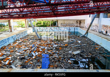 Rovine dell'Hotel Goricina a Kupari, una località costiera nella zona di Dubrovnik, Croazia Foto Stock