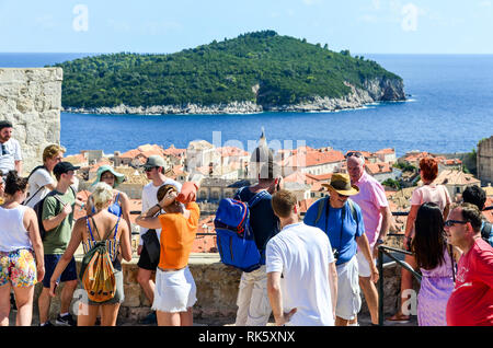 Turismo di massa a Dubrovnik, Croazia: La folla di visitatori partecipa ai tour del "Trono di Spade", esattamente dove la serie è stata girata nel sito patrimonio dell'umanità dell'UNESCO Foto Stock