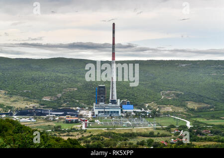 La centrale elettrica di Plomin (in croato: Termoelektránā Plòmīn) è una centrale elettrica alimentata a carbone vicino a Plomin, Croazia, il camino di 340m è la struttura più alta. Foto Stock