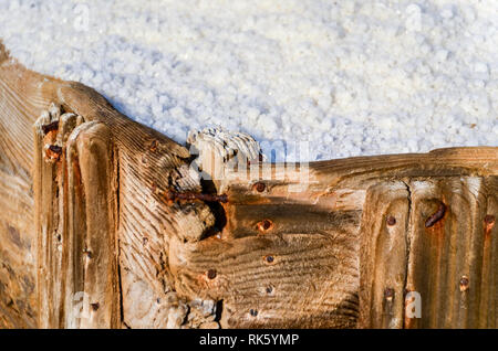 Carro di legno riempito di sale, presso le storiche saline di Ston, Croazia Foto Stock