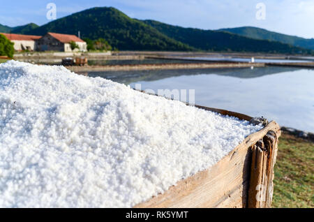 Carro di legno riempito di sale, presso le storiche saline di Ston, Croazia Foto Stock