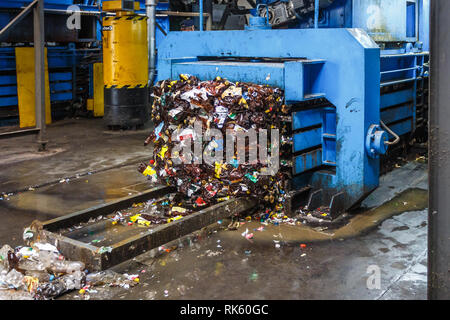 Separare la procedura di garbage collection. Apparecchiatura per la pressatura di detriti di materiale di smistamento per essere trasformati in uno dei rifiuti moderno impianto di riciclaggio. Foto Stock