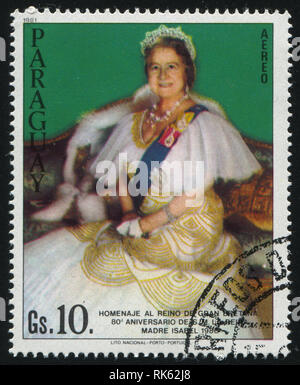 La RUSSIA KALININGRAD, 19 aprile 2017: timbro stampato dal Paraguay, mostra la Regina Madre Elisabetta, circa 1981 Foto Stock