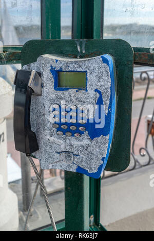 Telefono a pagamento con weathered distressed ricevitore Foto Stock