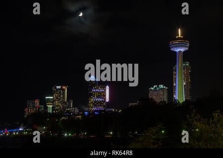 Una Vista Notturna Sullo Skyline Delle Cascate Del Niagara In Canada. Foto Stock