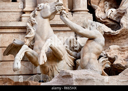 Close-up di una statua nella Fontana di Trevi Foto Stock