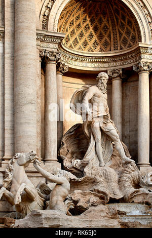 Close-up di una statua nella Fontana di Trevi Foto Stock