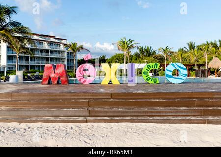 Riviera Maya, Messico - 27 luglio 2018. Un luminoso e vibrante e colorata Messico firmano, brillano al sole al di fuori di un lussuoso hotel sulla costa del mar dei Caraibi Foto Stock