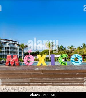 Riviera Maya, Messico - 27 luglio 2018. Un luminoso e vibrante e colorata Messico firmano, brillano al sole al di fuori di un lussuoso hotel sulla costa del mar dei Caraibi Foto Stock