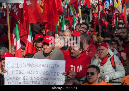 Roma, 09/02/2019: 'futuro al lavoro" manifestazione nazionale unitaria dei sindacati CGIL, CISL e UIL. Manifestanti ascoltano i comizi dei leader sind Foto Stock