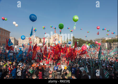 Roma, 09/02/2019: 'futuro al lavoro" manifestazione nazionale unitaria dei sindacati CGIL, CISL e UIL. Manifestanti ascoltano i comizi dei leader sind Foto Stock