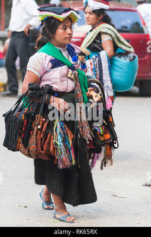 Palenque Chiapas Stato/Messico 20/12/2008. Bambina Vendita di artigianato di Palenque. Foto Stock