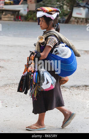 Palenque Chiapas Stato/Messico 20/12/2008. Bambina Vendita di artigianato di Palenque. Foto Stock