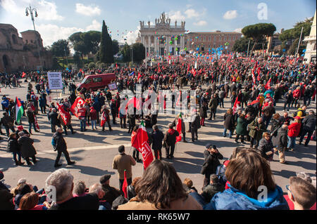 Roma, 09/02/2019: 'futuro al lavoro" manifestazione nazionale unitaria dei sindacati CGIL, CISL e UIL. Manifestanti ascoltano i comizi dei leader sind Foto Stock