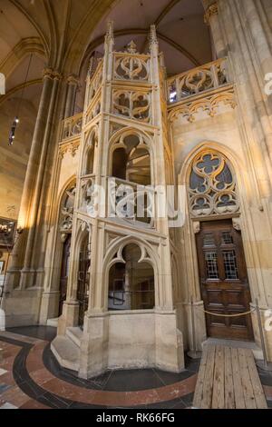 Scale nella Cattedrale di San Vito nella città vecchia di Praga, in Czechia Foto Stock