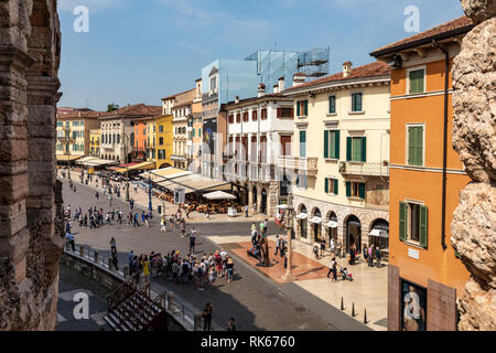 Vista della Piazza Bra (quadrato) vicino al Colosseo Arena di Verona, Italia.