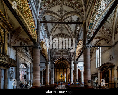 Interno della chiesa di Sant'Anastasia, Verona, Italia. Sant'Anastasia è una chiesa dell'Ordine domenicano in Verona. In stile gotico. Foto Stock