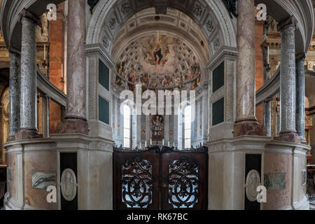 Verona Cattedrale o Duomo di Verona, Cattedrale di Santa Maria Matricolare, altare, vista interna, Verona, Veneto, Italia Foto Stock