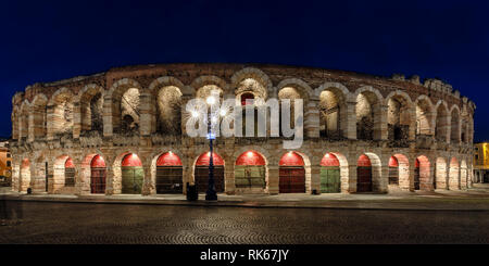 Vista notturna dell'Arena in Piazza Brà a Verona; Arena di Verona, Verona, Veneto, Italia