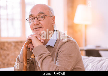 Tipo maschio barbuto persona guardando dritto in telecamera Foto Stock