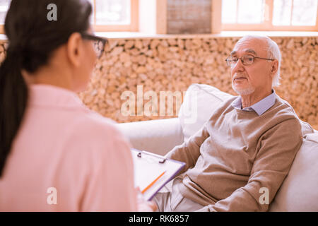Rilassata uomo maturo profondo in pensieri Foto Stock
