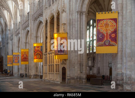 Interno della cattedrale di Winchester, Hampshire, Inghilterra. La navata guardando ad est verso il coro. La navata centrale è la più lunga in Europa. Foto Stock