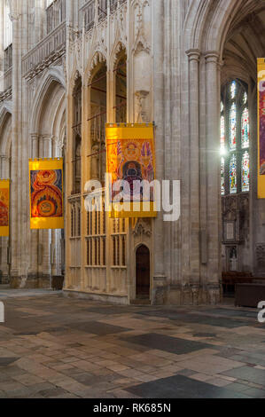 Interno della cattedrale di Winchester, Hampshire, Inghilterra. Dettaglio della navata guardando ad est verso il coro. La navata centrale è la più lunga in Europa. Foto Stock