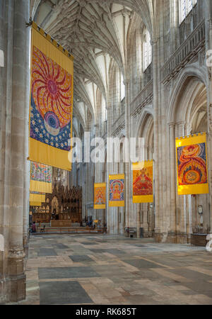 Interno della cattedrale di Winchester, Hampshire, Inghilterra. La navata guardando ad est verso il coro. La navata centrale è la più lunga in Europa. Foto Stock