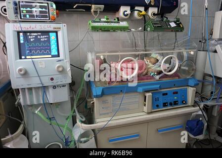 Sanaa, Yemen. Il 9 febbraio, 2019. Neonato gemelli siamesi giacciono in un incubatore a al-Thawra ospedale in Sanaa, Yemen, nel febbraio 9, 2019. Il neonato gemelli siamesi intrappolati nell'yemenita dai ribelli capitale Sanaa morì sabato mentre si è in attesa di essere trasferiti all'estero per chirurgia salvavita, yemeniti le autorità sanitarie ha detto in una dichiarazione. Credito: Mohamed al-Azaki/Xinhua/Alamy Live News Foto Stock