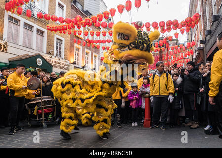 Londra, Regno Unito. 09Feb, 2019. 'Drago' esegue in una strada come parte del Capodanno cinese nella Chinatown di Londra, Regno Unito. Credito: escapetheofficejob/Alamy Live News Foto Stock
