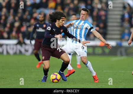 Huddersfield, nello Yorkshire, Regno Unito. 09 Febbraio, 2019. Jonathan Hogg di Huddersfield Town (r) cerca di affrontare Matteo Guendouzi di Arsenal (l). Premier League, Huddersfield Town v Arsenal a John Smith's Stadium a Huddersfield sabato 9 febbraio 2019. Questa immagine può essere utilizzata solo per scopi editoriali. Solo uso editoriale, è richiesta una licenza per uso commerciale. Nessun uso in scommesse, giochi o un singolo giocatore/club/league pubblicazioni. pic da Chris Stading/Andrew Orchard fotografia sportiva/Alamy Live news Foto Stock